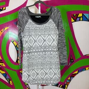Maurices Black and White Knit Tunic Top. Size Medium. Excellent condition!